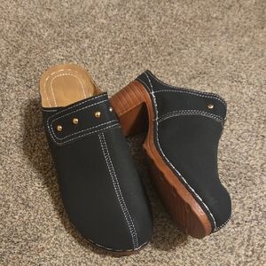 Womans Clogs Size 10